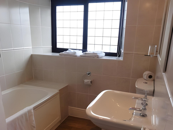 Bathroom 3, The Jamaica Inn, Bodmin, Cornwall - The Coaching Inn Group, Cornwall