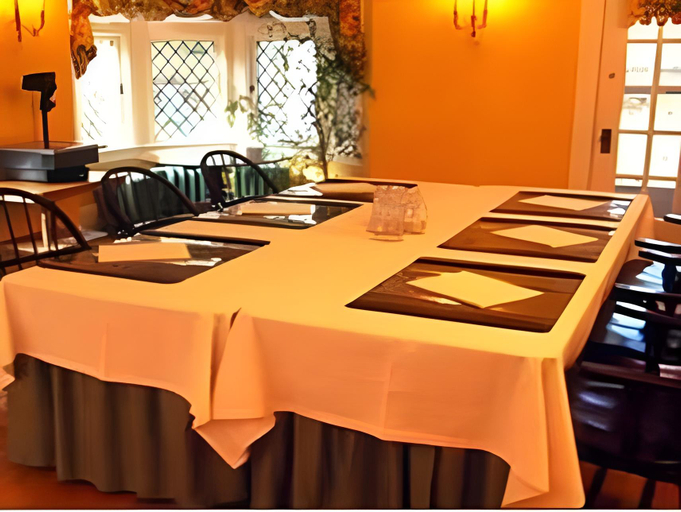 Food & Drinks 5, Leaside Manor, Division No. 1