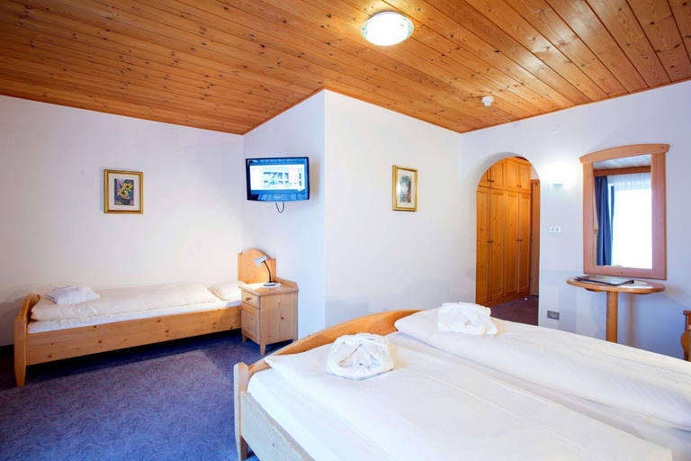 Bedroom 2, Good Life Hotel Zirm, Bolzano