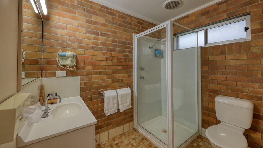 Bathroom 2, Border Motel, Goondiwind