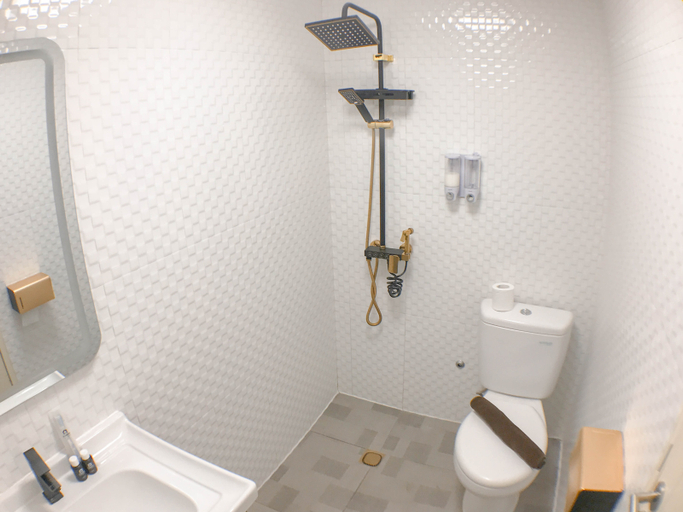 Bathroom 5, Wonderful and Modern Studio at Orchard Supermall Mansion Apartment By Travelio, Surabaya