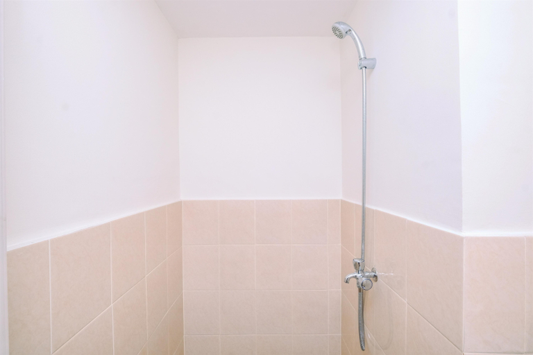 Bathroom 5, Well Design 2BR Apartment at Podomoro Golf View By Travelio, Bogor