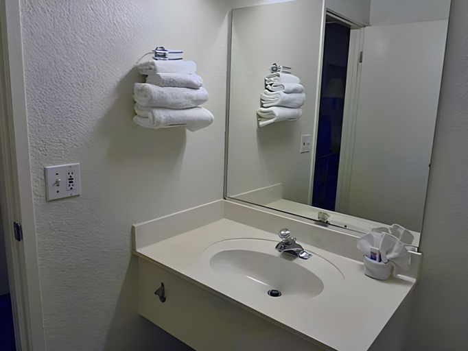 Bathroom 3, Motel 6 Wells, Elko