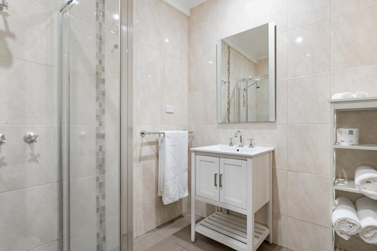 Bathroom 5, Avondel Motor Inn, Benalla - Benalla