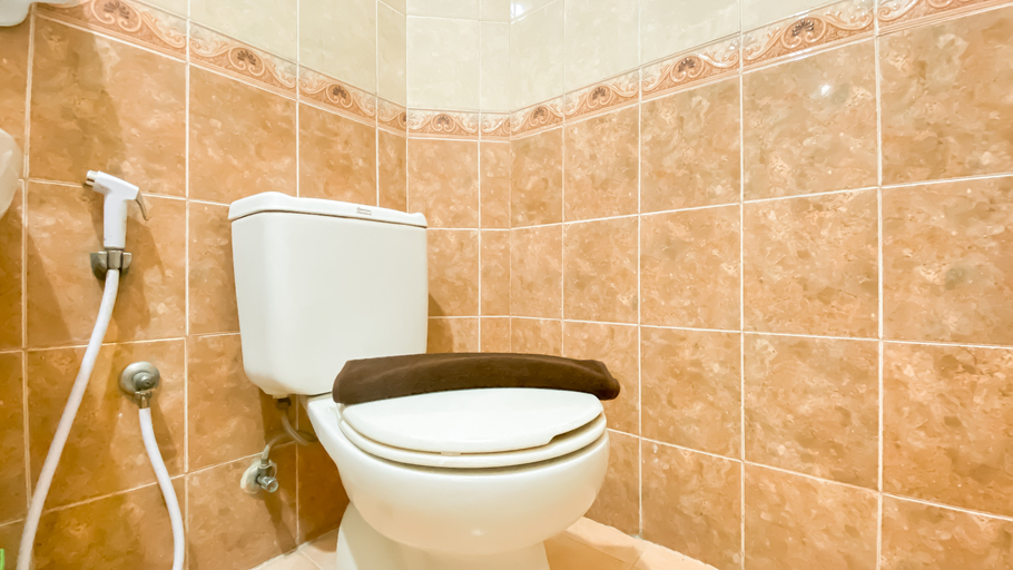 Bathroom 5, Spacious and Comfy 3BR at Puri Garden Apartment By Travelio, Jakarta Barat