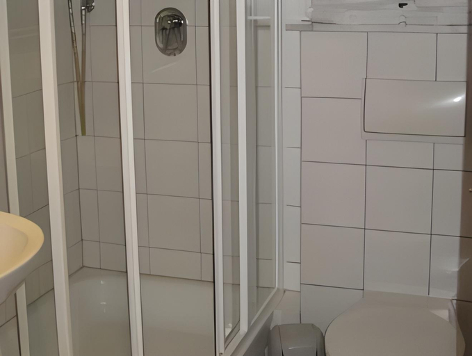 Bathroom 4, Askania Hotel & Brauhaus, Salzlandkreis