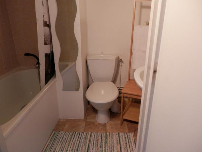 Bathroom 5, couette et cafe Cyrano, Dordogne