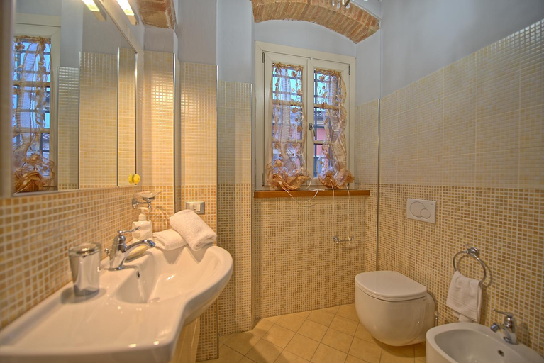 Bathroom 2, Flavia, Lucca