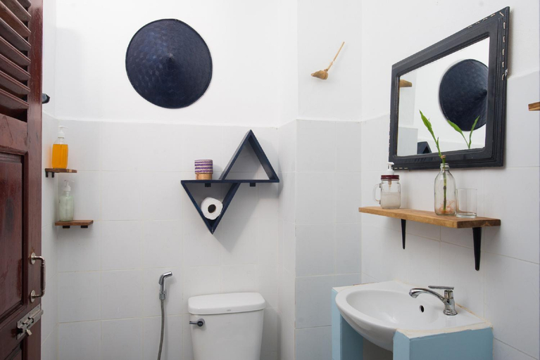Bathroom 4, Cold River, Luang Prabang