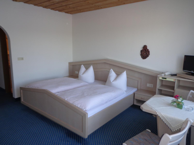 Bedroom 3, Hotel am See, Cham