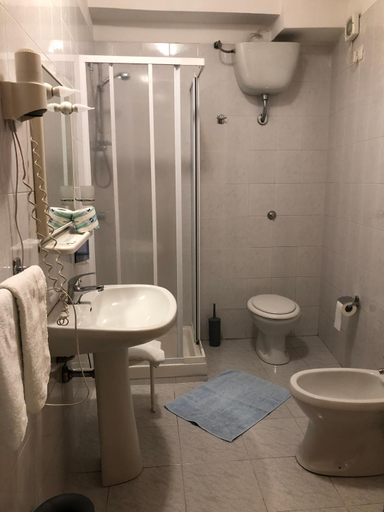 Bathroom 2, Hotel Centrale, Cagliari