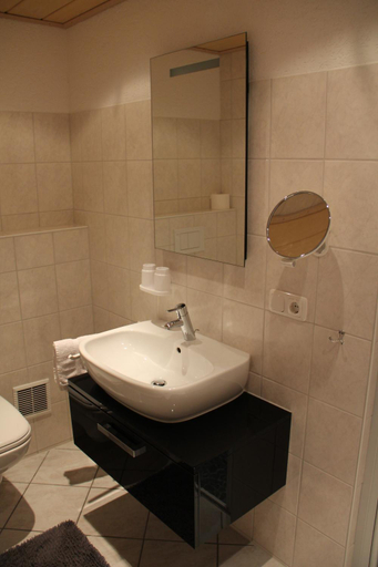 Bathroom 4, Landhaus Muller, Reutte