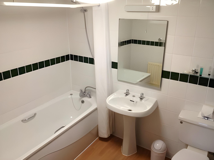 Bathroom, Hare and Hounds Hotel, West Berkshire