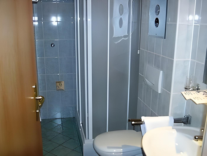 Bathroom 4, Hotel Galeb, Opatija/Veprinac