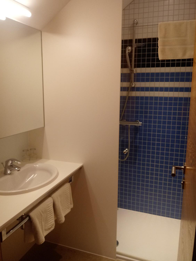 Bathroom 3, Hotel Eisenhuthaus, Mistelbach