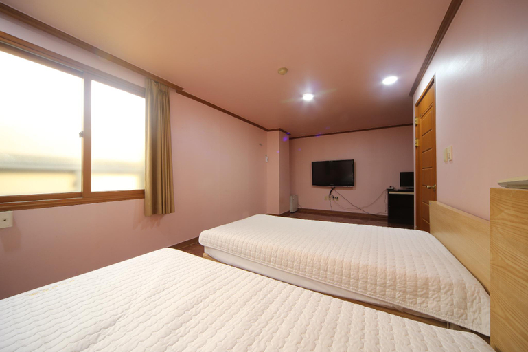 Bedroom 12
