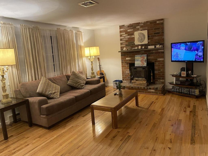 Others 5, A Cozy Cape house steps to Restaurants & Beaches ~1.4 miles down scenic roads, Barnstable