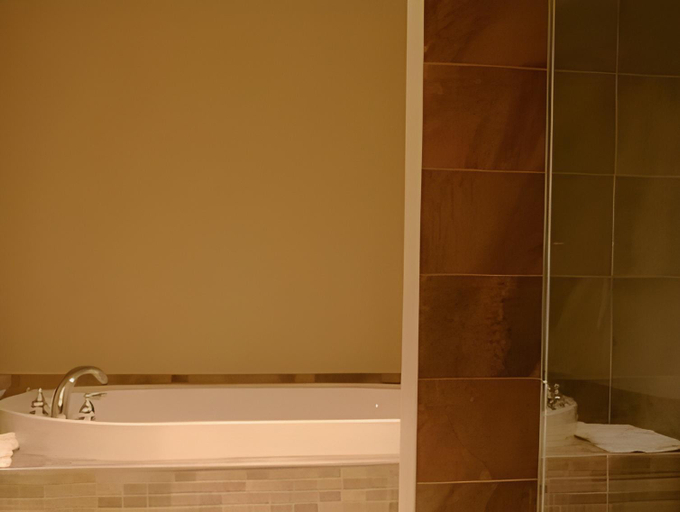Bathroom 4, Le Dauphin Montreal Centre-Ville, Montréal