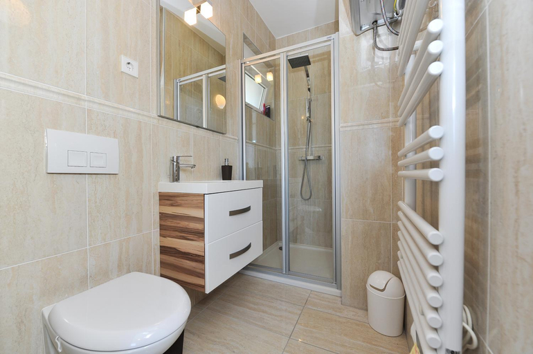 Bathroom 4, Apartments Dominique, Nin