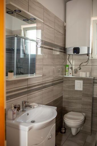 Bathroom 2, HK Central Apartments, Hévíz/Keszthely