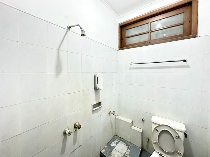 Bathroom 3, Hotel Dewi Sri Prawirotaman RedPartner, Yogyakarta