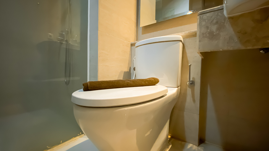 Bathroom 5, Cozy and Best Location 1BR Gold Coast Apartment By Travelio, Jakarta Utara