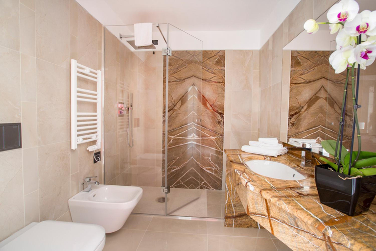 Bathroom 4, Victoria Palace Hotel, Palermo