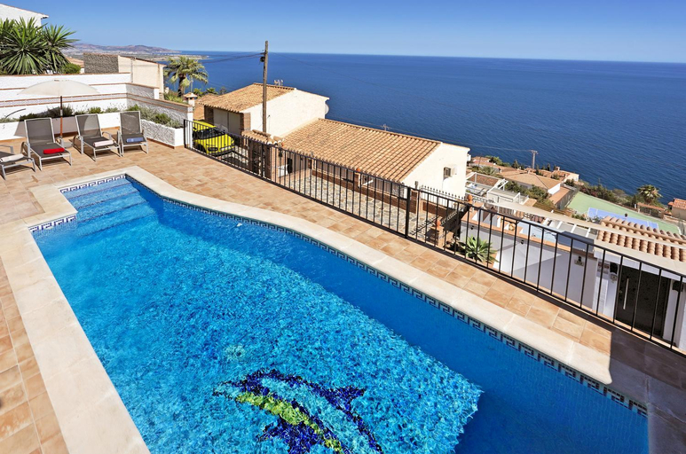 Sport & Beauty 2, Breathtaking Seaside Villa with Heated Saltwater Pool & Panoramic Terraces, Granada