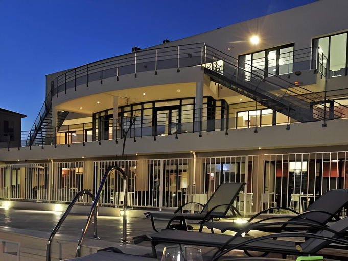 Exterior & Views