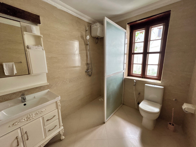 Bathroom 3, Habari House, Mjini
