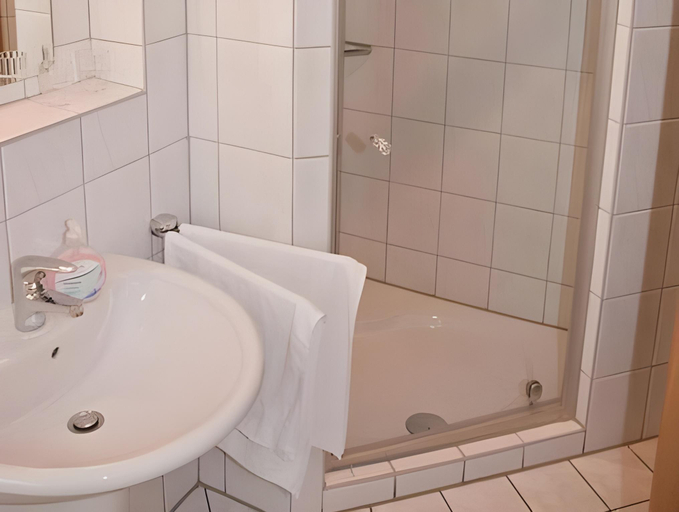 Bathroom 5, Schutzenhof Ahlerstedt, Stade