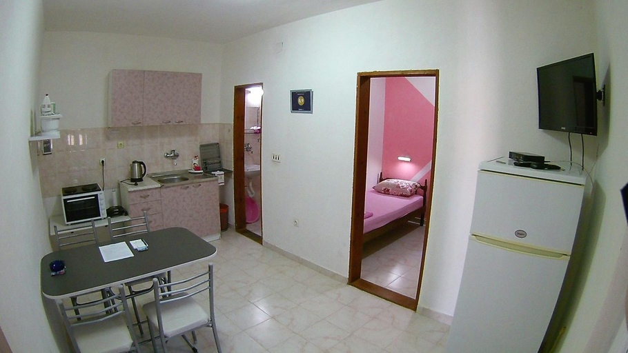 Others 5, Apartments Ceca