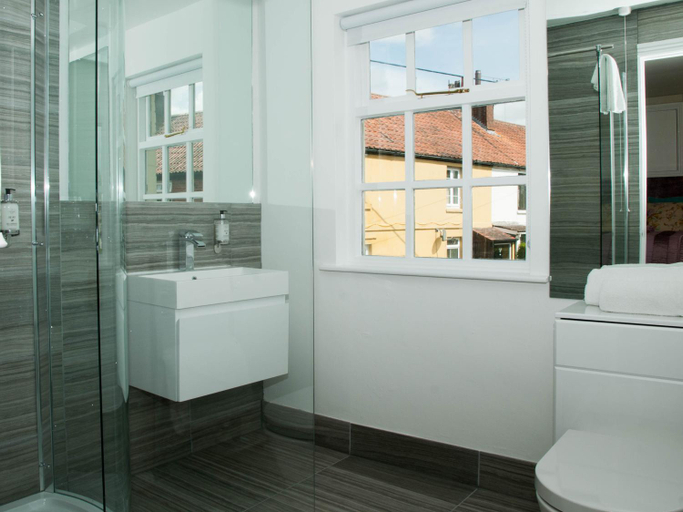 Bathroom 2, The Angel Inn, Wiltshire
