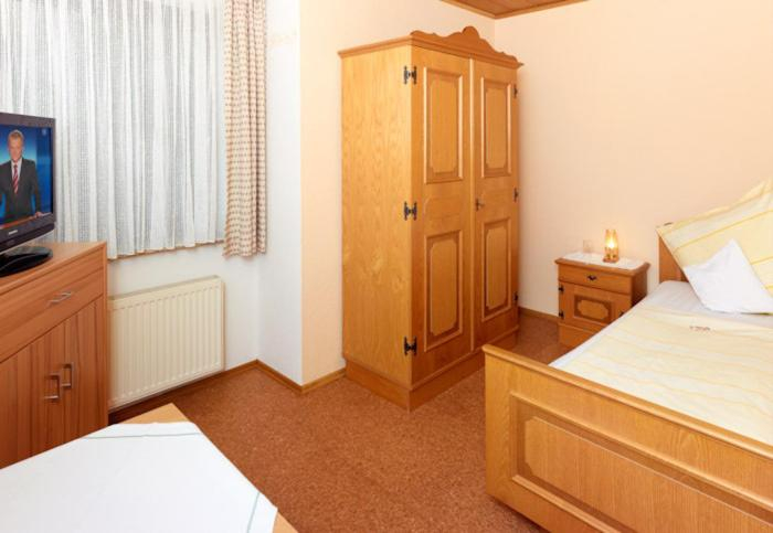 Bedroom 3, Hotel Garni Assion, Vulkaneifel