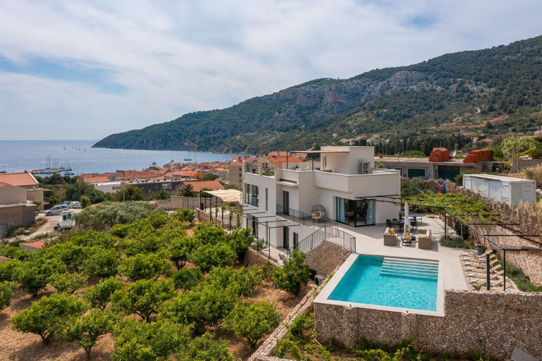 5, Luxury Villa Envivo Komiza with heated pool and professional gym, Komiža