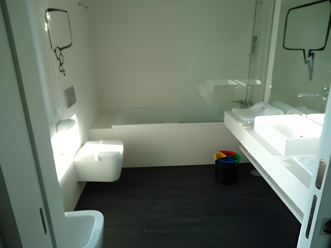 Bathroom 5, Design and Wine Hotel, Caminha