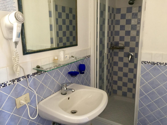 Bathroom 4, Hotel Ortensia, Latina