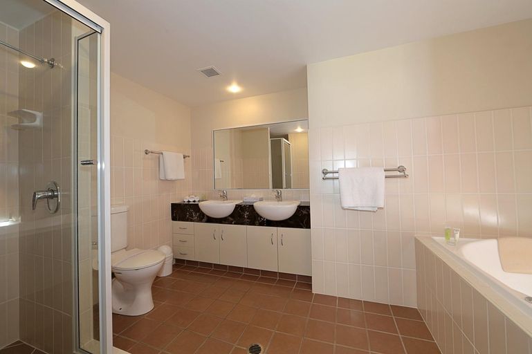 Bathroom 4, Pacific Reef by Kacys, Burnett - Pt A
