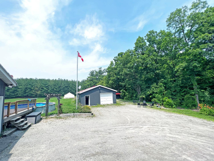 Forest Retreat - Pool - Games - Fireside Joy, Haldimand-Norfolk