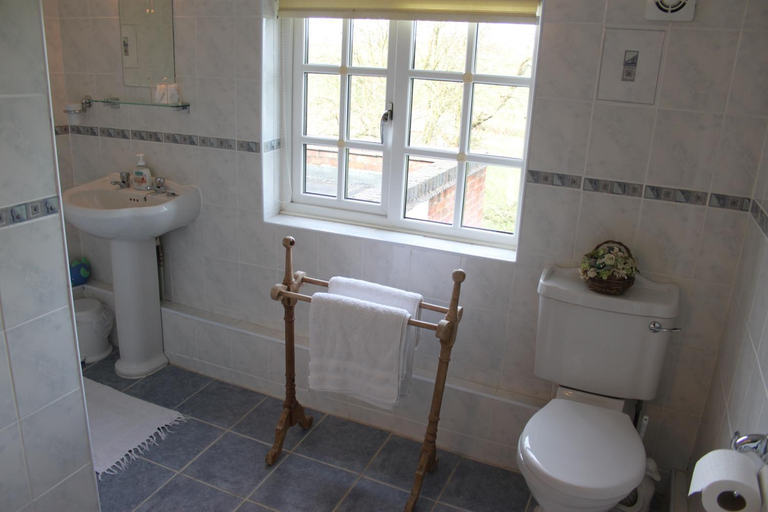 Bathroom 2, Ingon Bank Farm Bed And Breakfast, Warwickshire