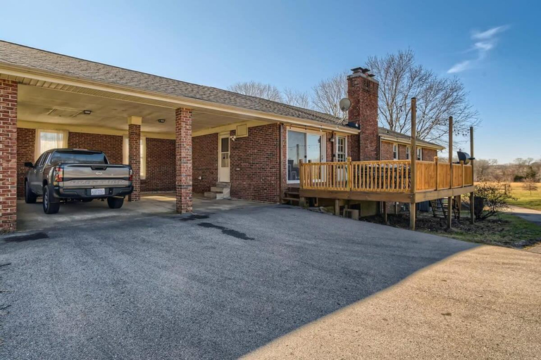 5 Acre Farmhouse Near Nashville!, Williamson