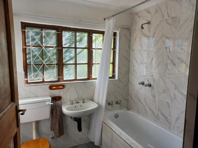 Bathroom, Marula Gardens, Umkhanyakude