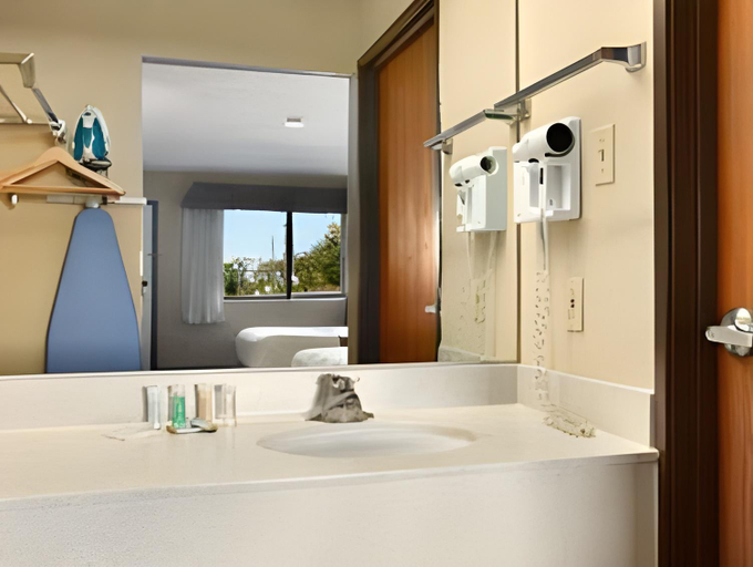 Bathroom 4, AmeriStay Inn, Buchanan