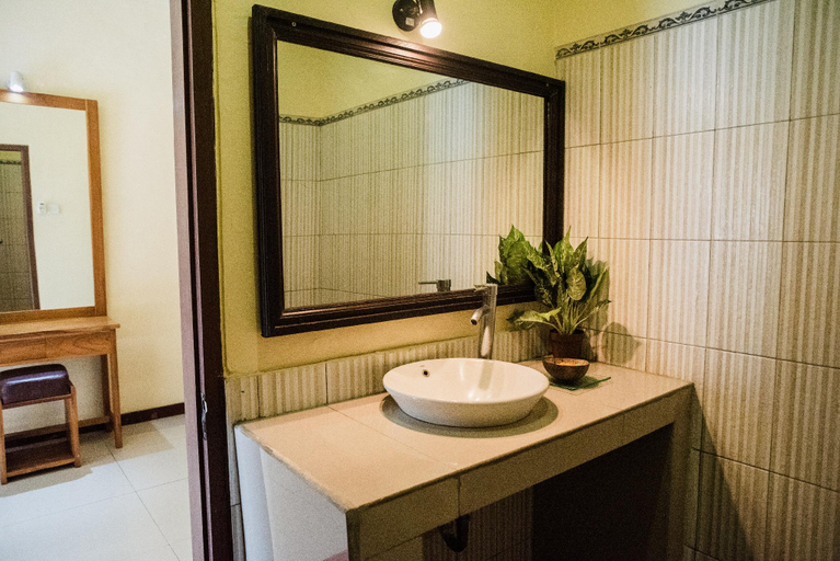 Bathroom 16