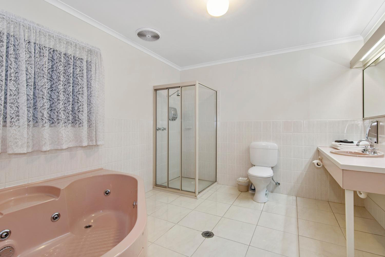 Bathroom 3, Bendigo Golden Square Motor Inn, Gr. Bendigo - Central