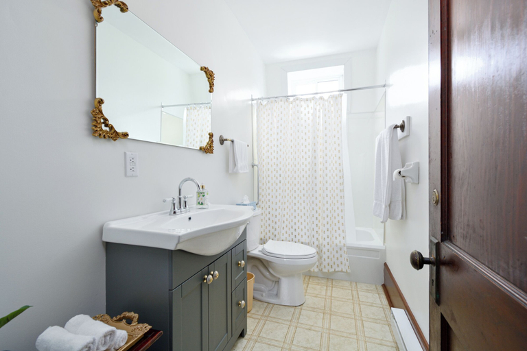 Bathroom 5, Royal Hotel Sydney, Cape Breton