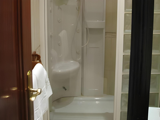 Bathroom 5, Hotel Nacional Melilla, Melilla
