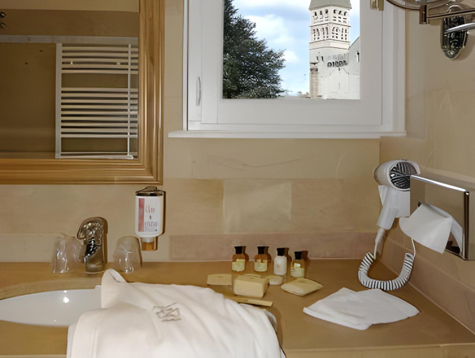 Bathroom 4, Hotel Le Rempart, Saône-et-Loire