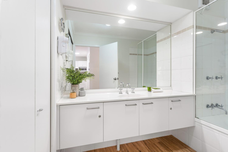 Bathroom 4, Sunset Cove Resort, Noosa - Noosa-Noosaville