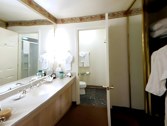 Bathroom 5, North Cliff Hotel, Mendocino
